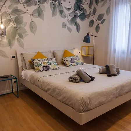 Luxurious And Quiet In The Lively Heart Of Apartment
