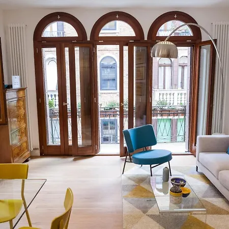 Daire Luxurious And Quiet In The Lively Heart Of