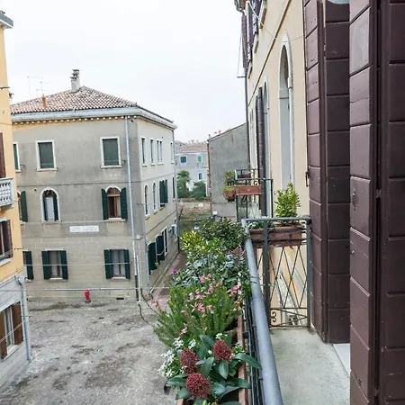 Luxurious And Quiet In The Lively Heart Of Apartment