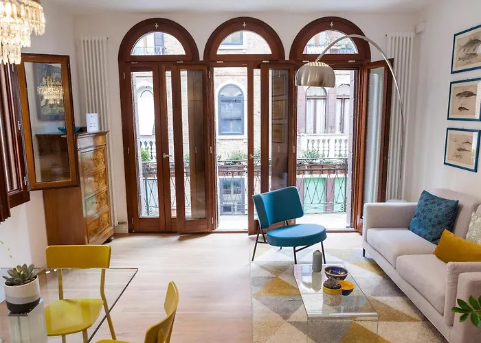 Апартаменты Luxurious And Quiet In The Lively Heart Of