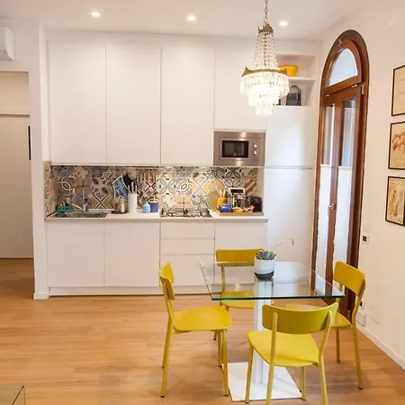 Luxurious And Quiet In The Lively Heart Of דירה